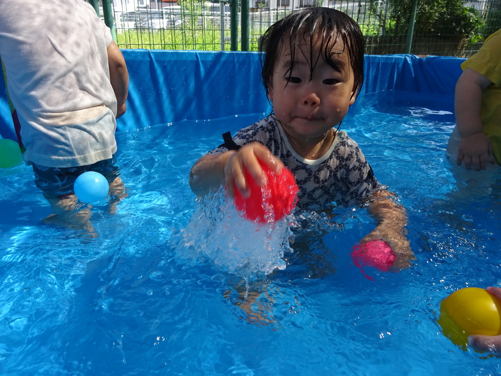 プール遊びをしている子ども