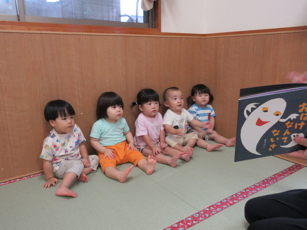 絵本を見ている