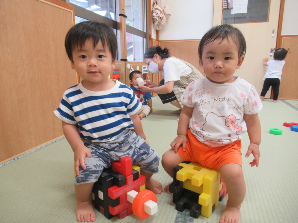 車で遊ぶ子ども