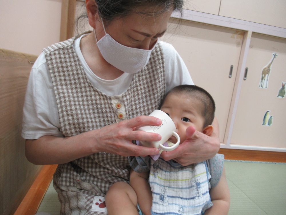 コップ飲みをする子ども