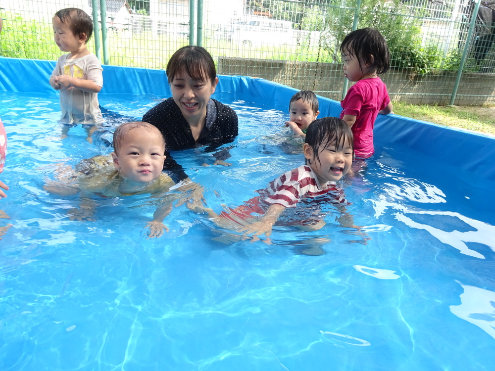プール遊びをする子ども (1)