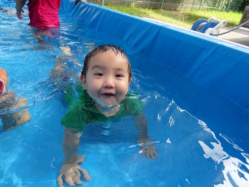 プール遊びをする子ども (2)