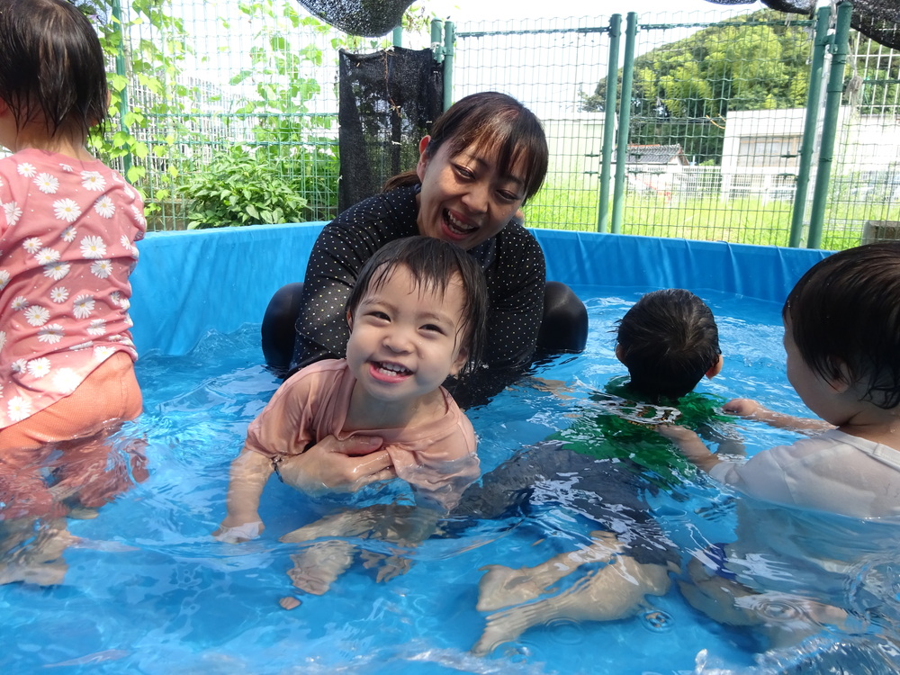 プール遊びをする子ども (4)