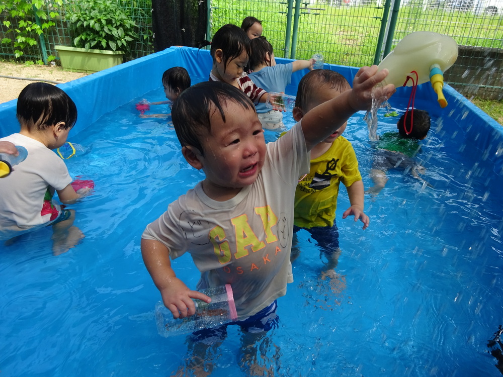 プール遊びをする子ども (5)