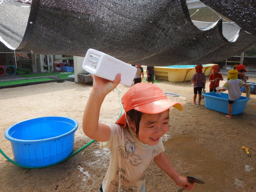 自分で水をかけている