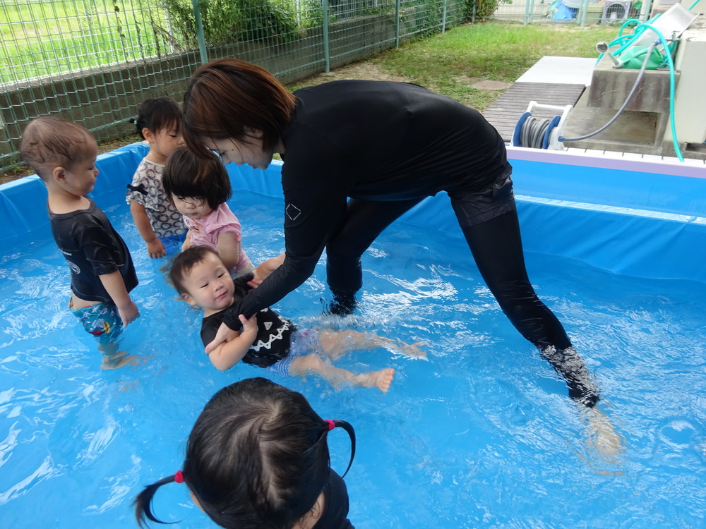 プール遊びをしている子ども (1)