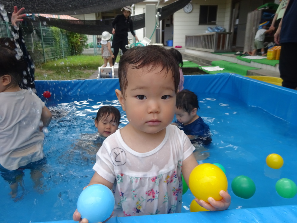 プール遊びをしている子ども (2)