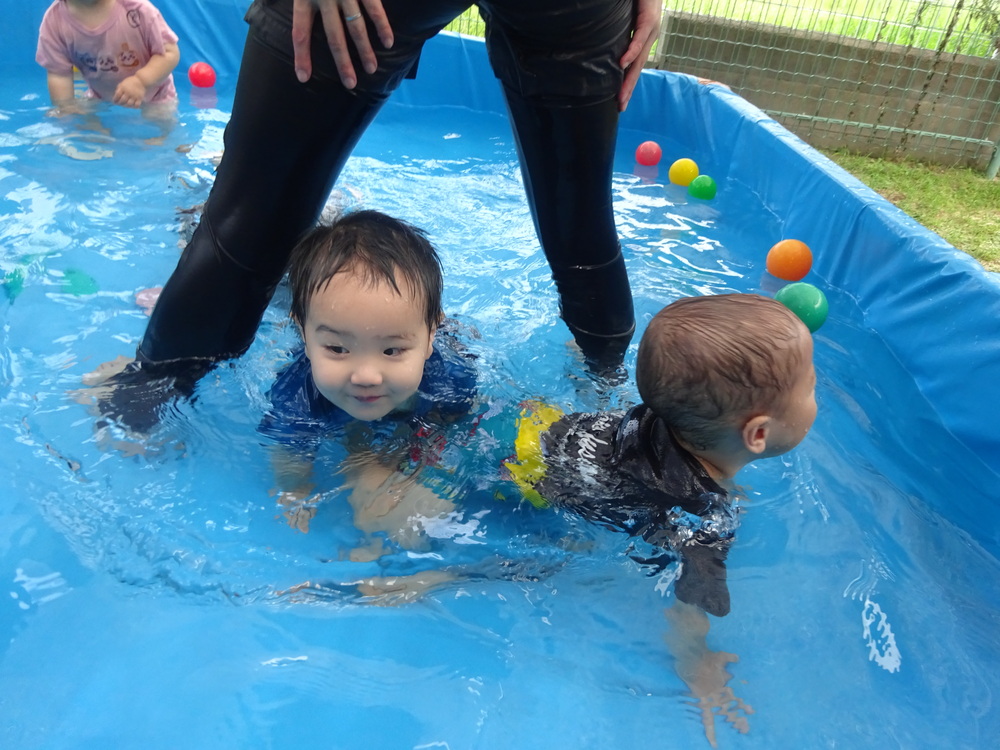 プール遊びをしている子ども (3)