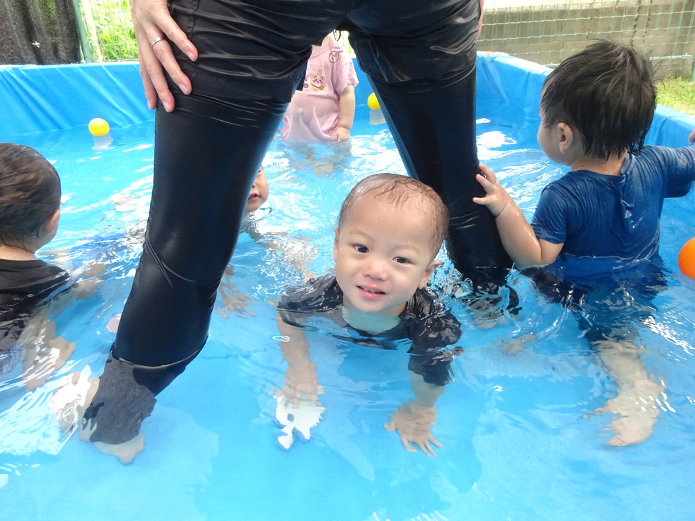 プール遊びをしている子ども (4)