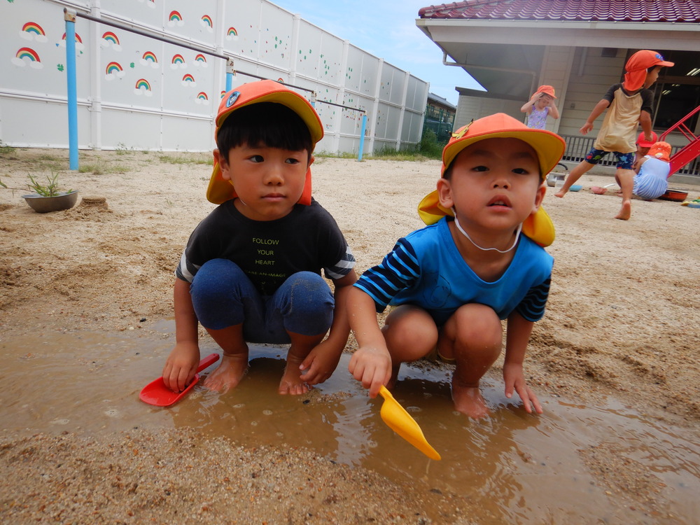 水たまりで遊ぶ