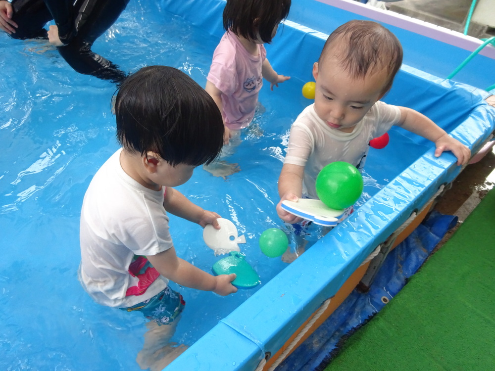 プール遊びをしている (4)
