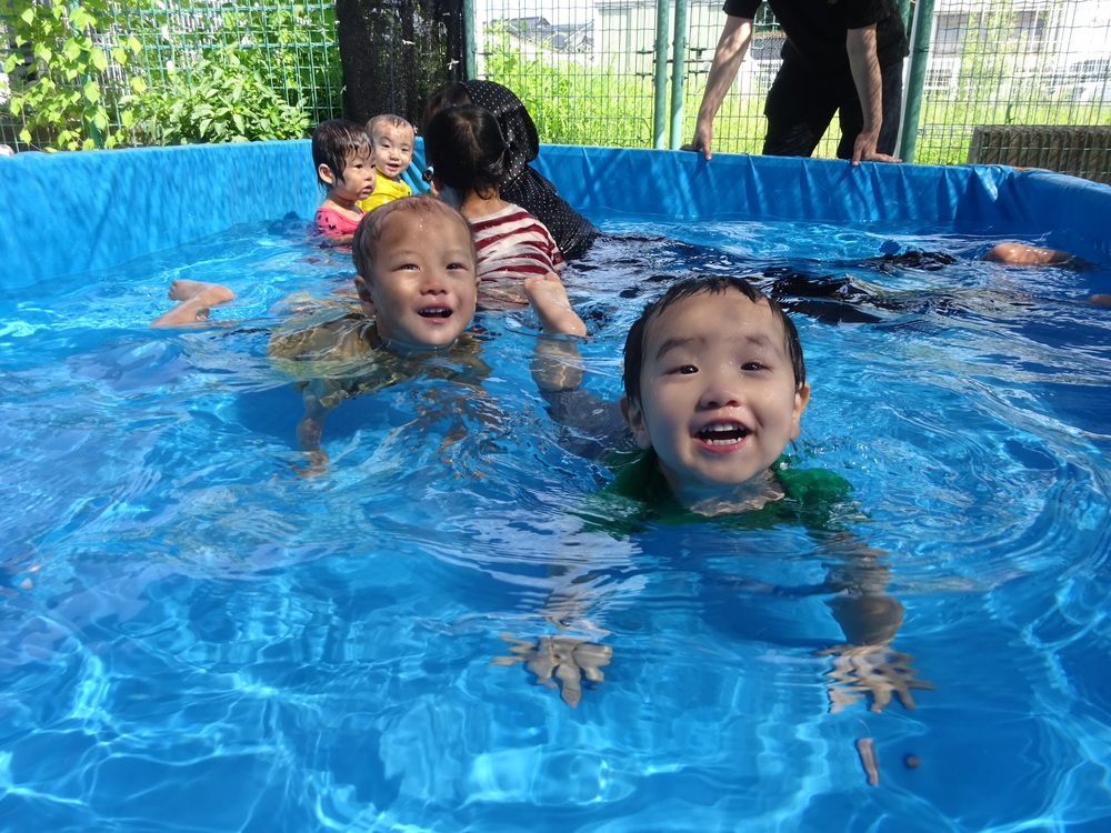 プールで遊ぶ子ども (1)