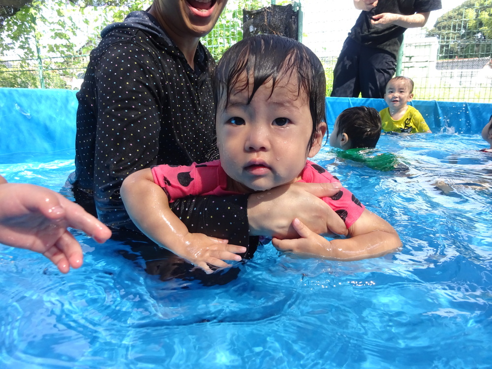 プールで遊ぶ子ども (2)