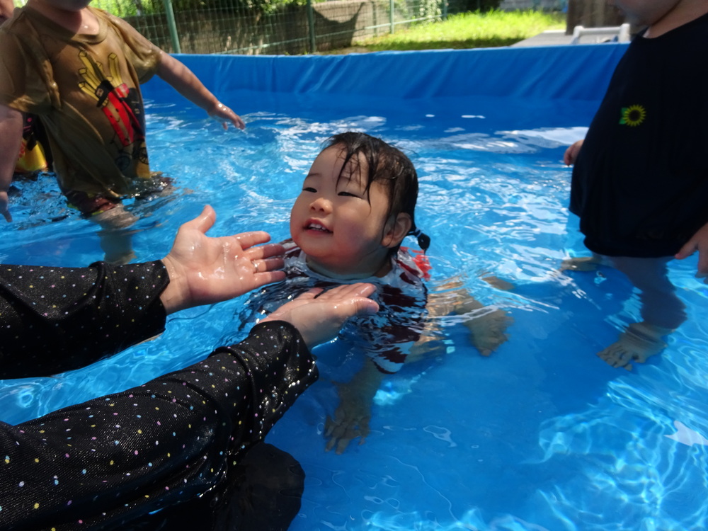 プールで遊ぶ子ども (3)