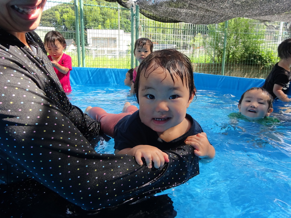プールで遊ぶ子ども (4)