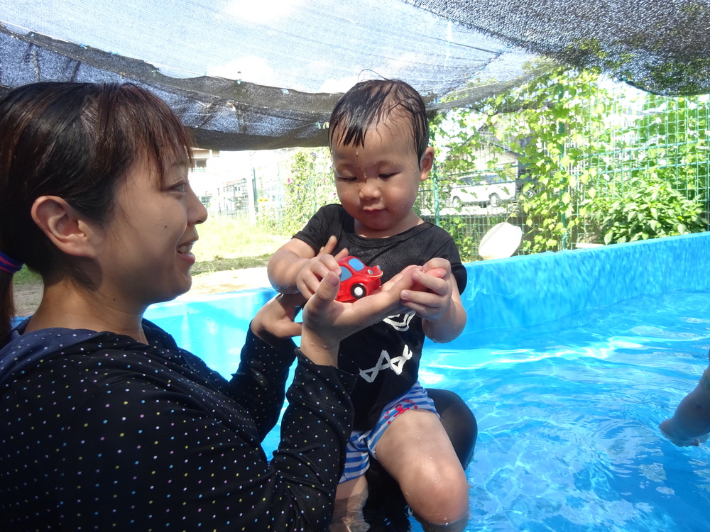 プールで遊ぶ子ども (5)
