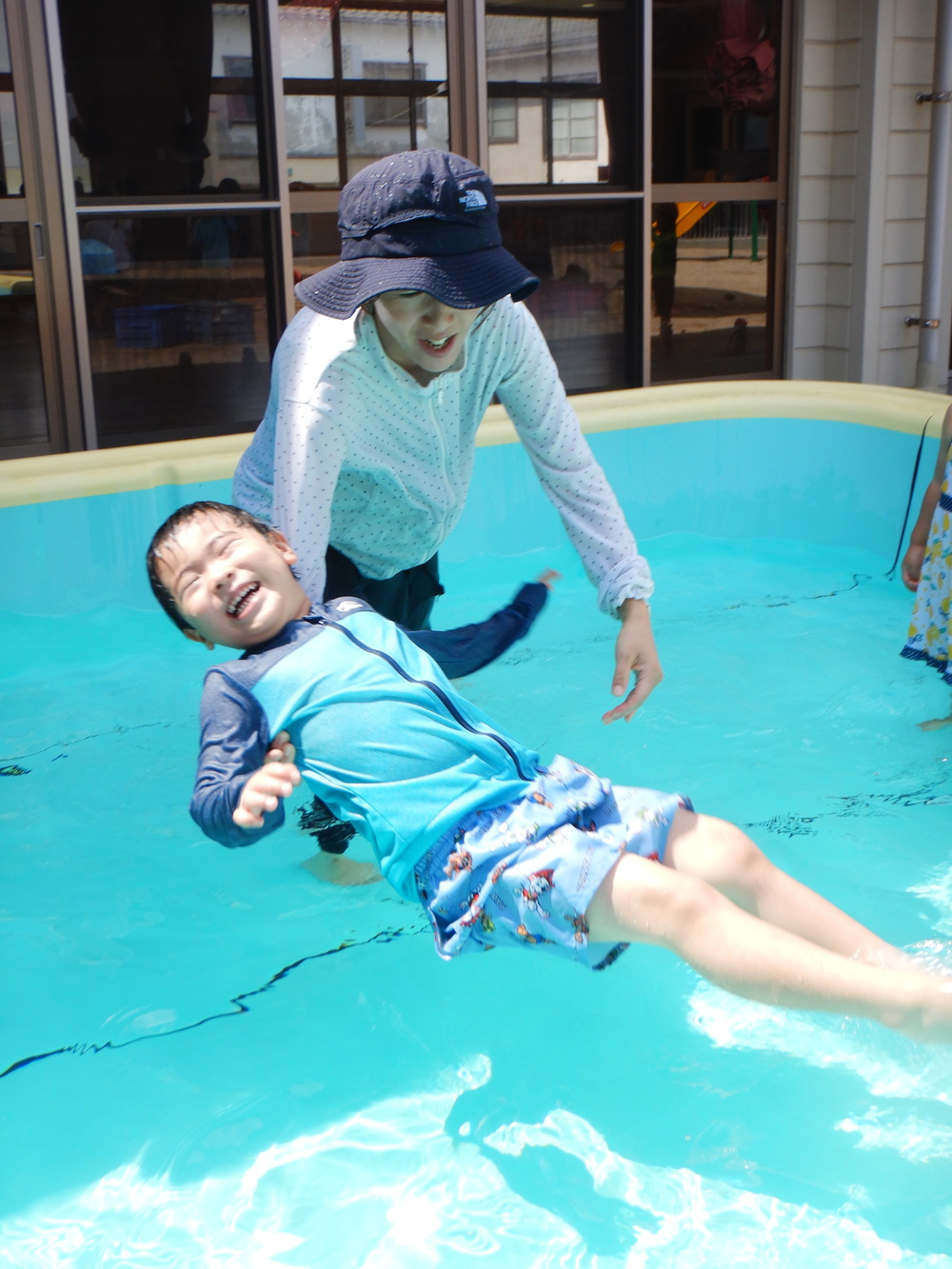 プールに入る子ども