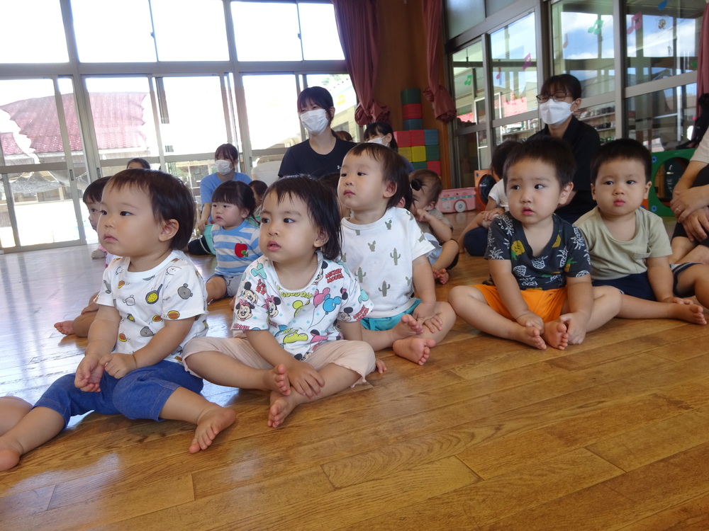 出し物を見ている子どもたち