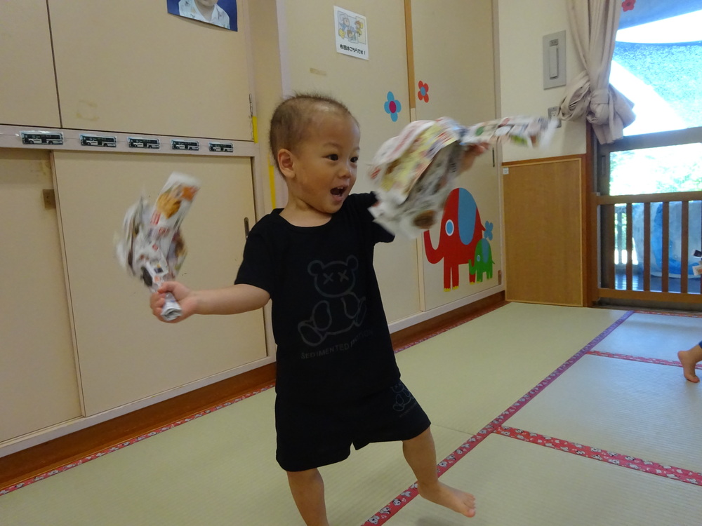 神楽ごっこをしている子ども (1)