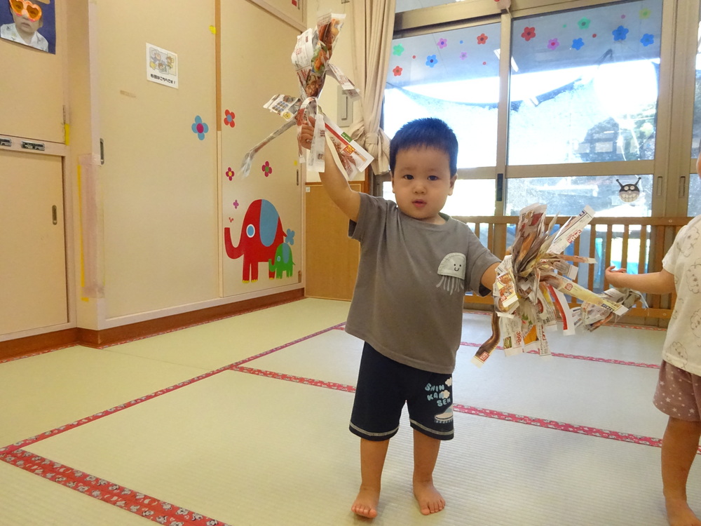 神楽ごっこをしている子ども (2)