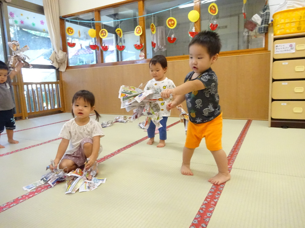 神楽ごっこをしている子ども (3)