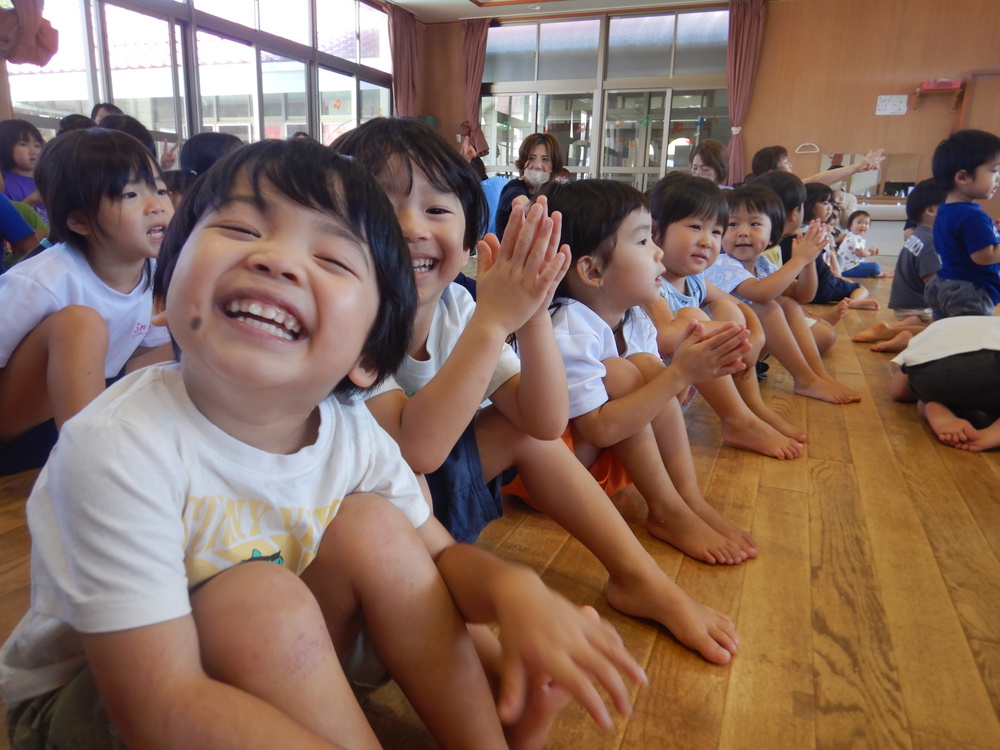 お祝いする子ども