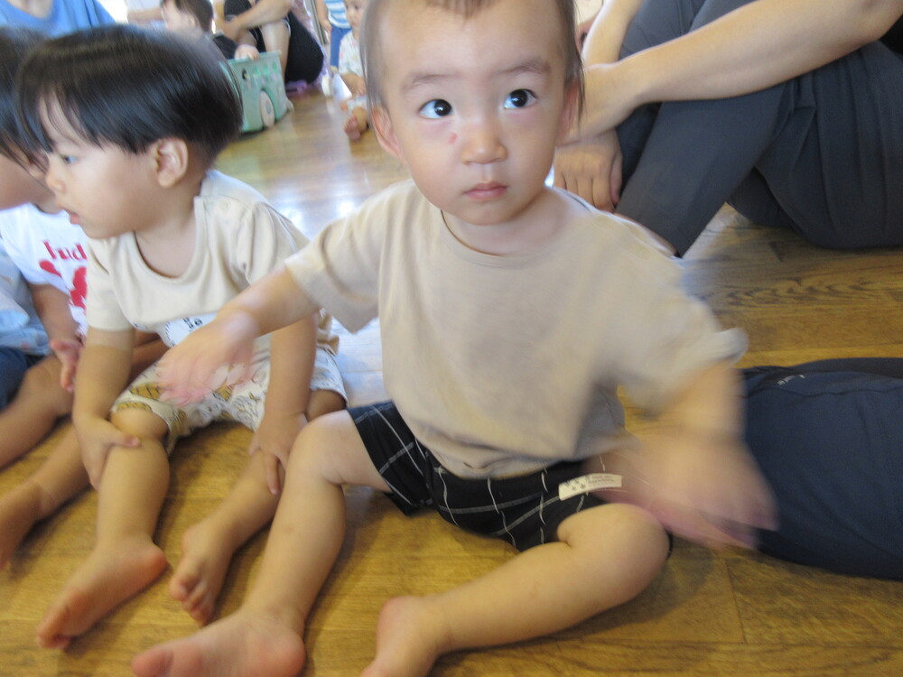 誕生会に参加している