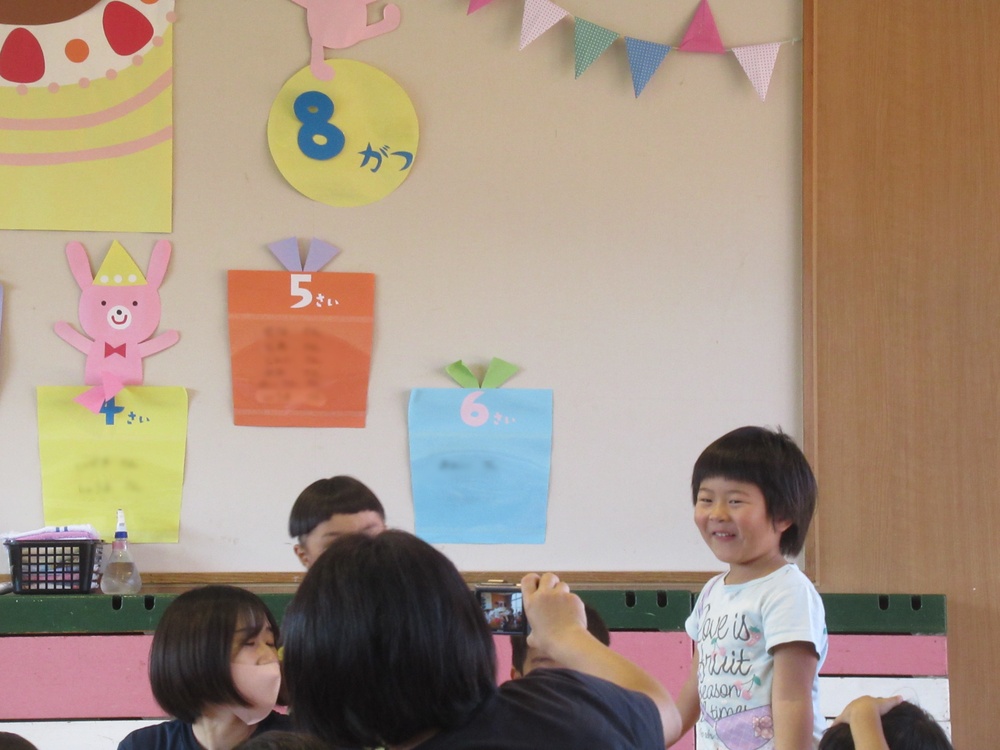 誕生会に参加する子ども (5)