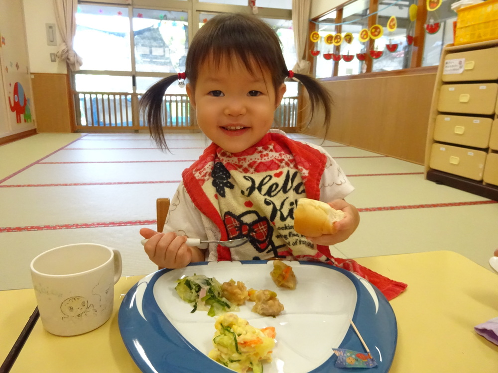 誕生日プレートを喜んでいる子ども