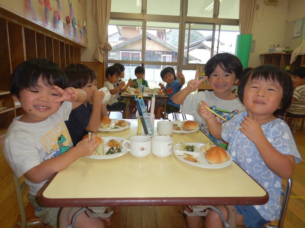給食を食べる