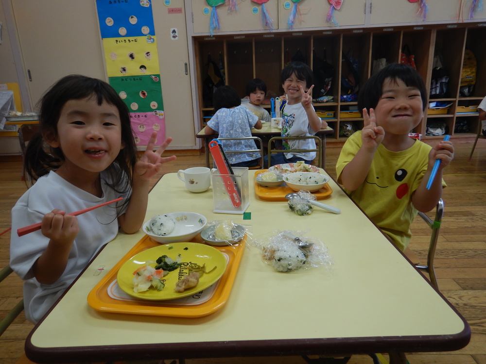 給食を食べる