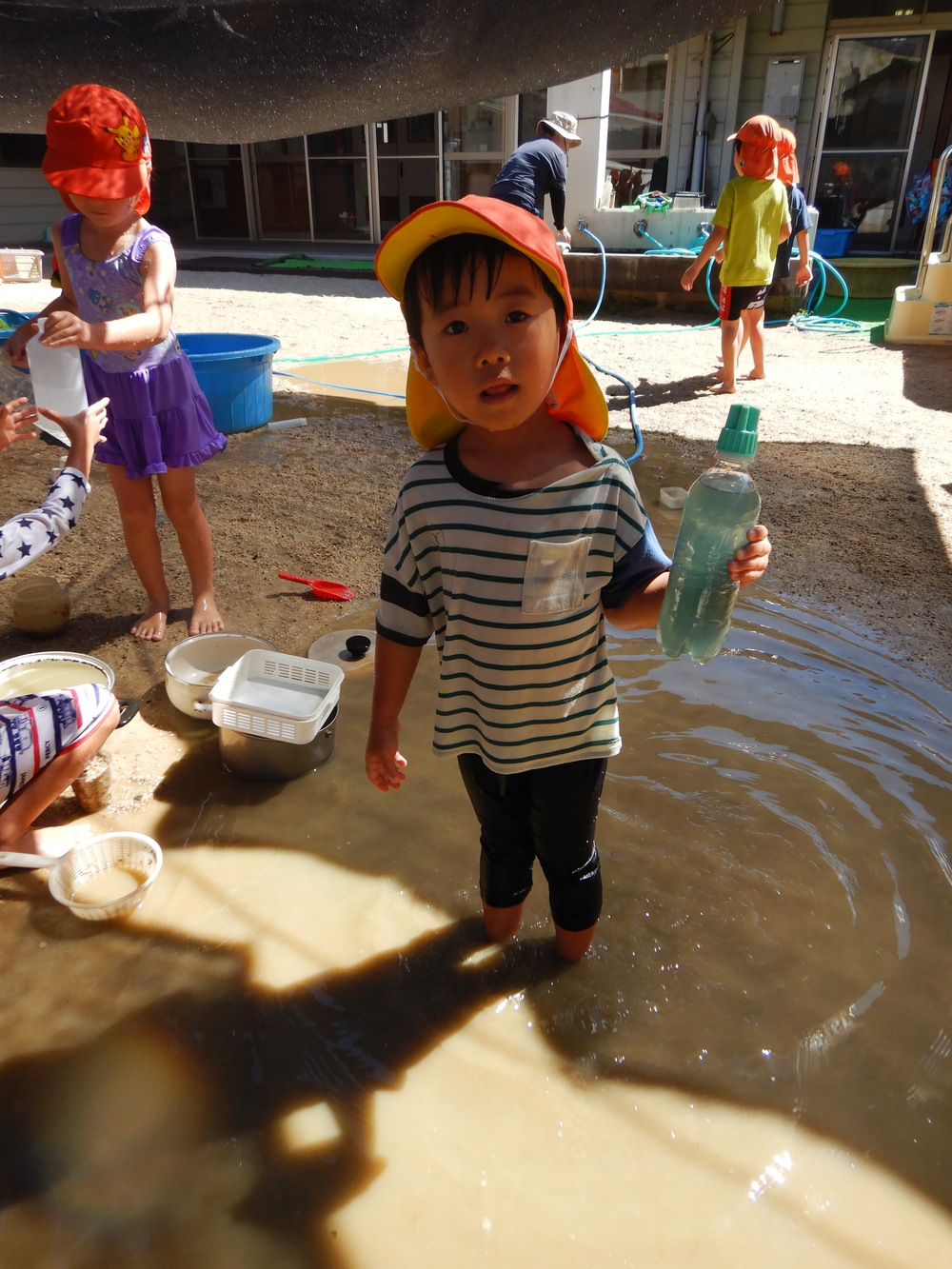 水遊びをする男の子