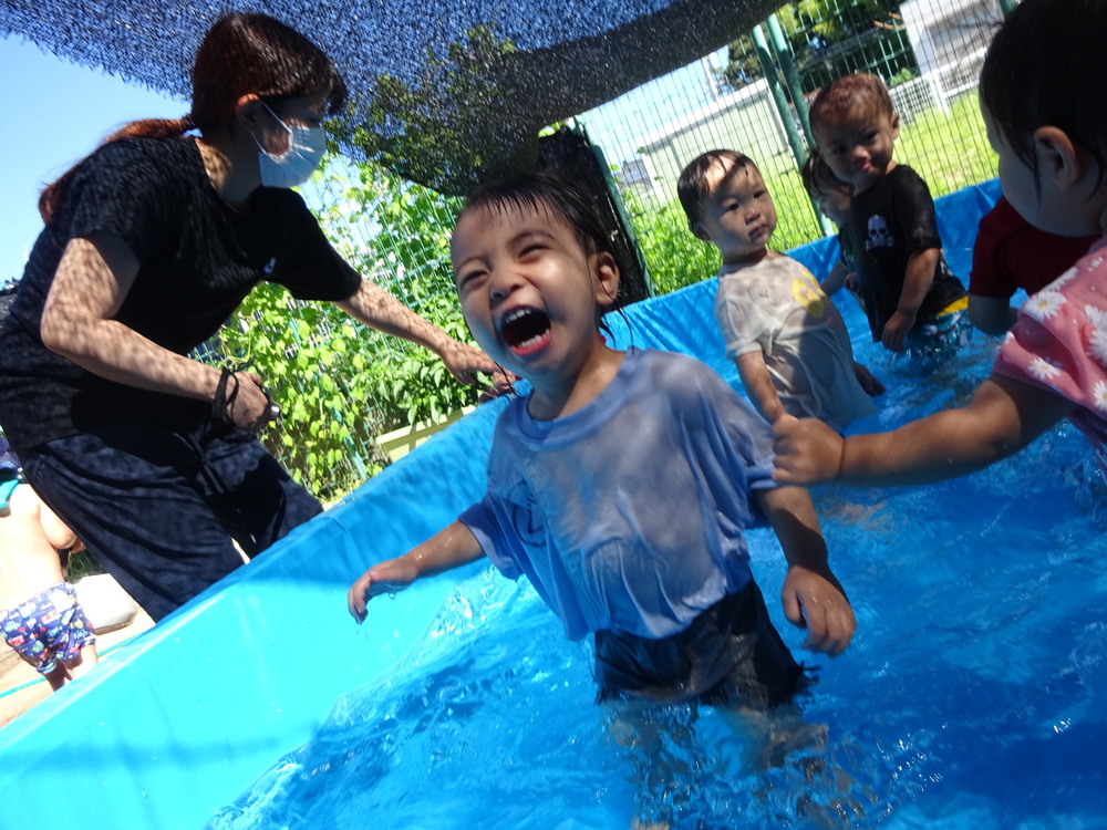 プール遊びを楽しむ子ども (1)