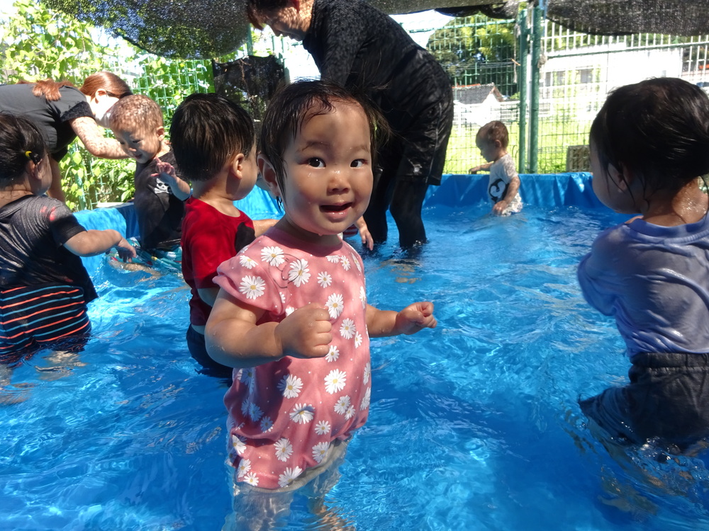 プール遊びを楽しむ子ども (2)