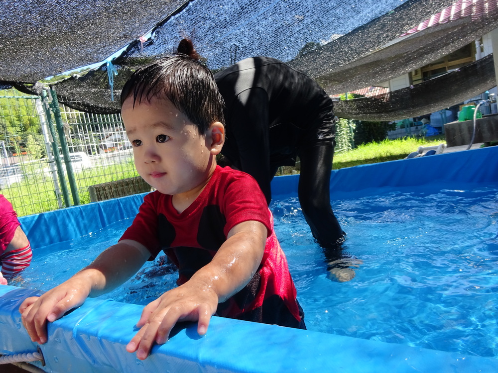 プール遊びを楽しむ子ども (3)