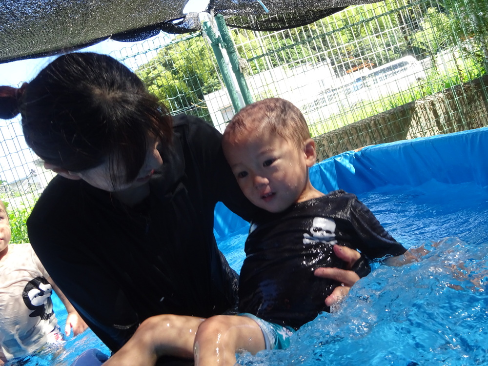 プール遊びを楽しむ子ども (4)