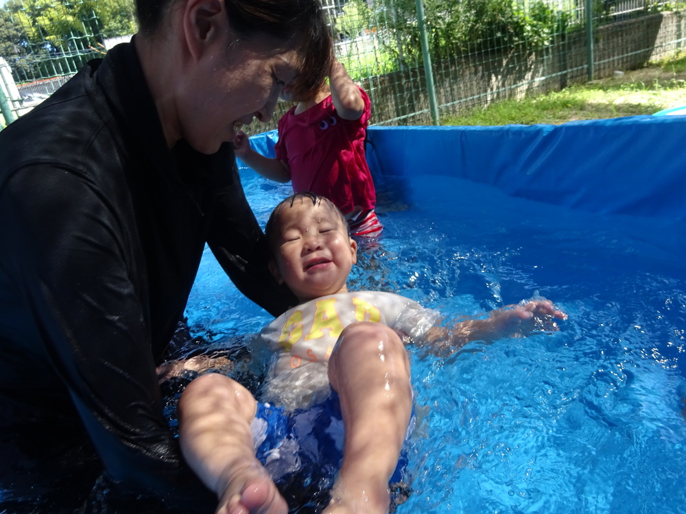 プール遊びを楽しむ子ども (5)