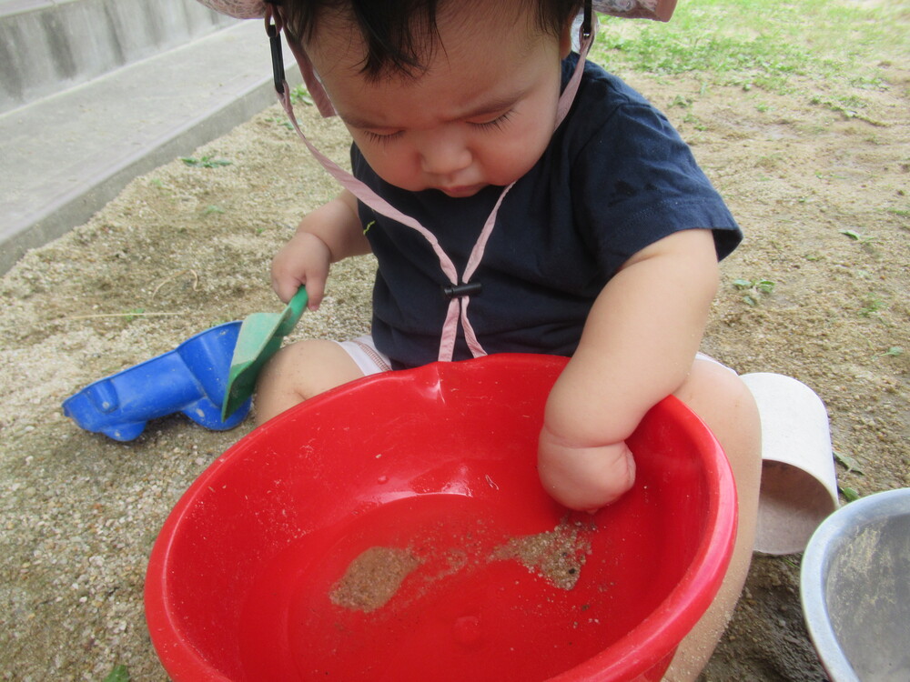 どろんこ遊びをする子ども (5)