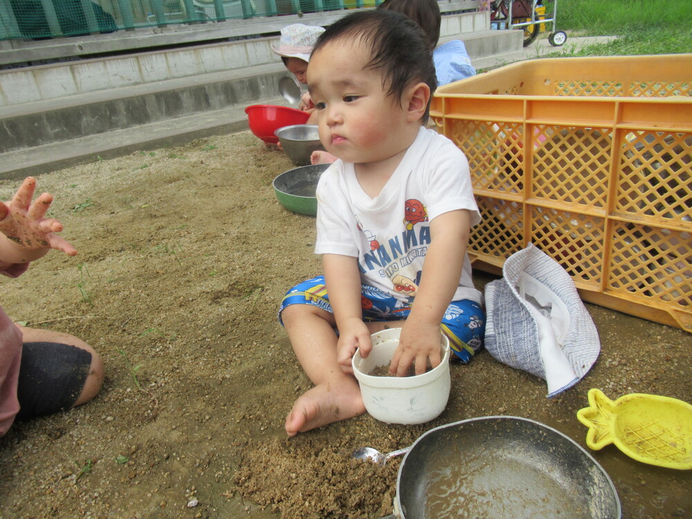 どろんこ遊びをする子ども (2)