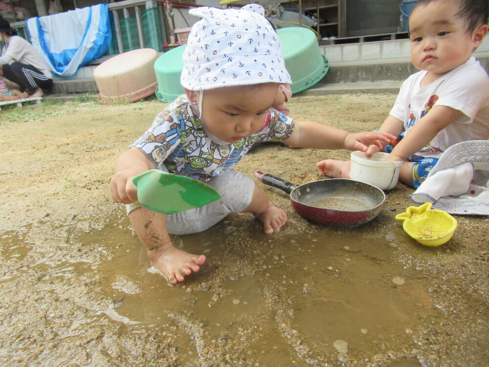 どろんこ遊びをする子ども (3)