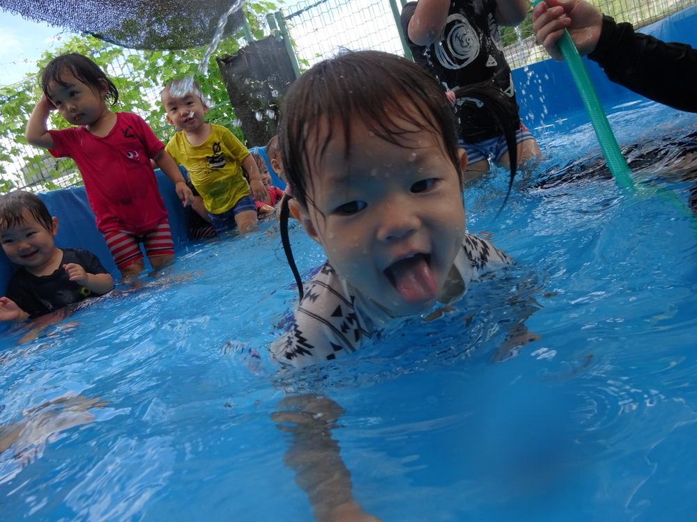 プール遊びをしている子ども (1)