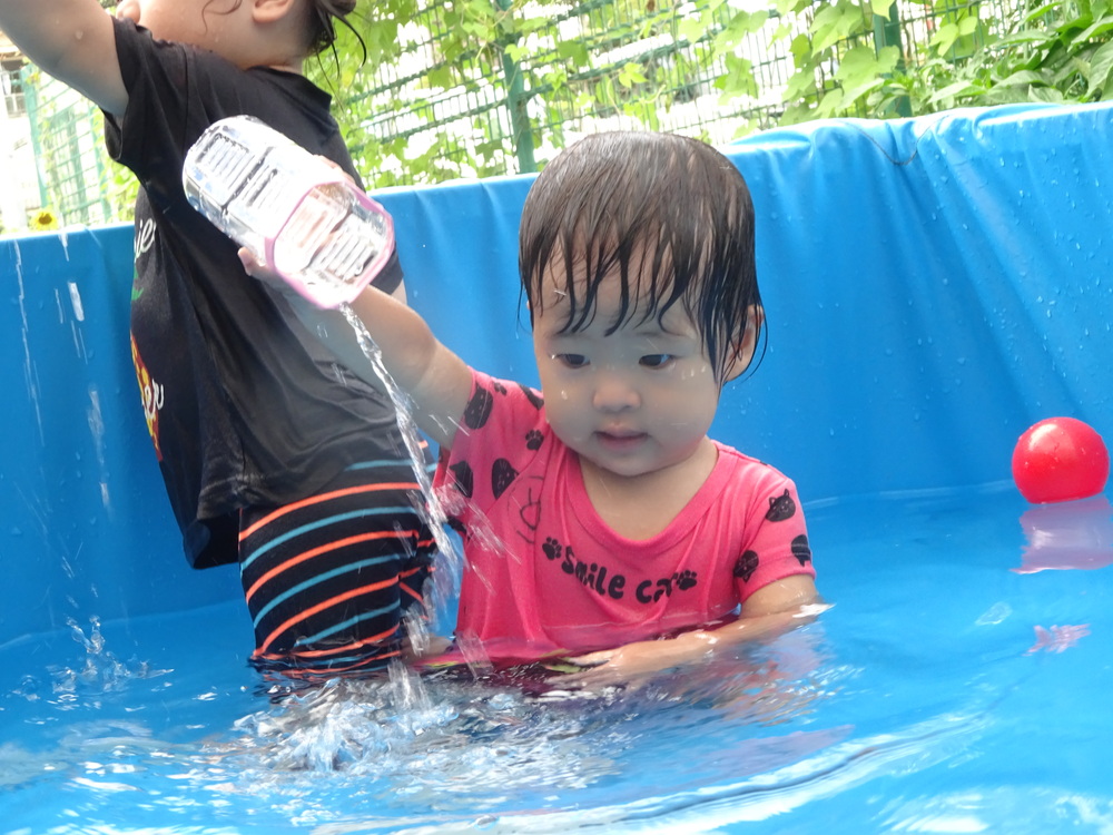 プール遊びをしている子ども (3)
