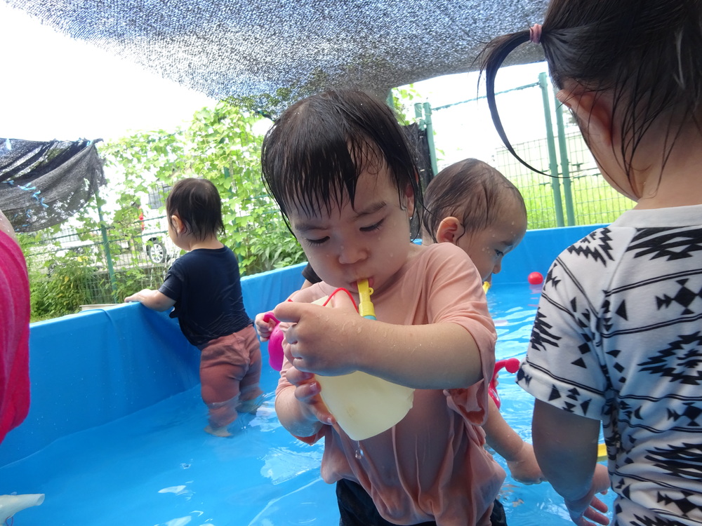 プール遊びをしている子ども (4)