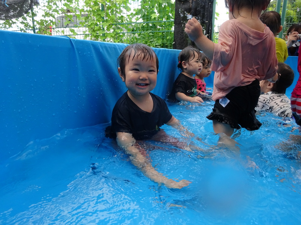 プール遊びをしている子ども (5)