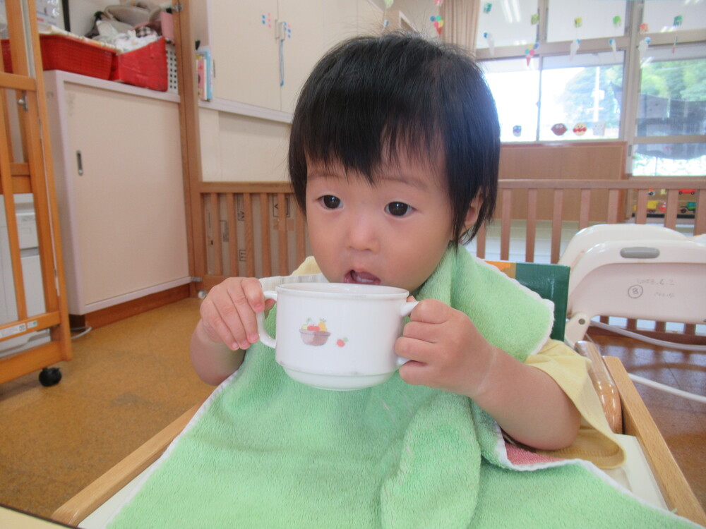 コップ飲みをする子ども