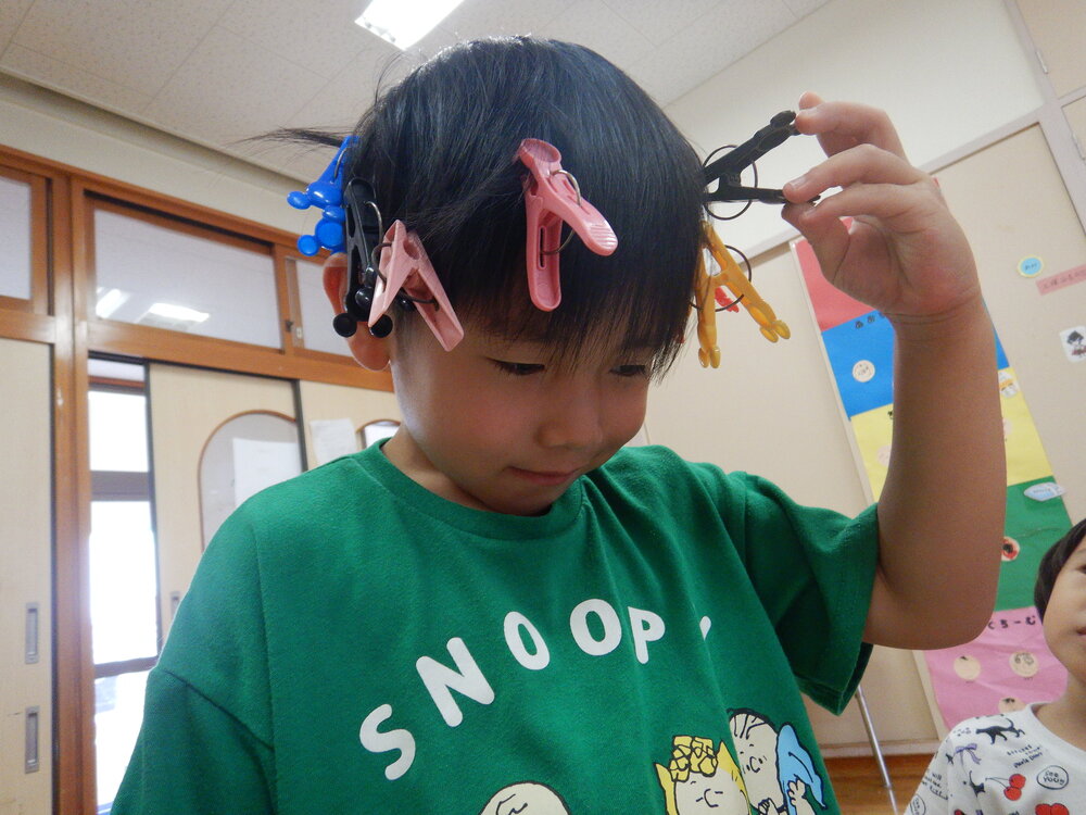 洗濯ばさみを使って遊ぶ男の子