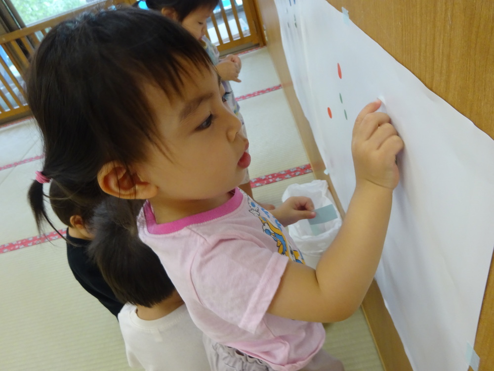 室内遊びを楽しむ子ども (1)