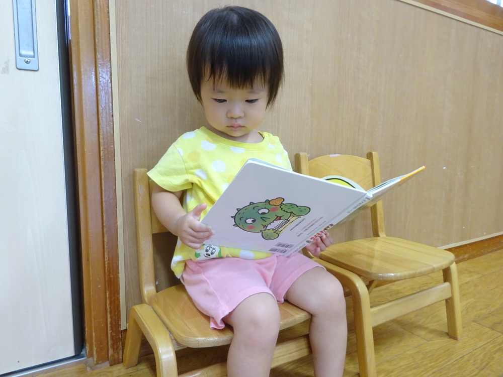 室内遊びを楽しむ子ども (2)