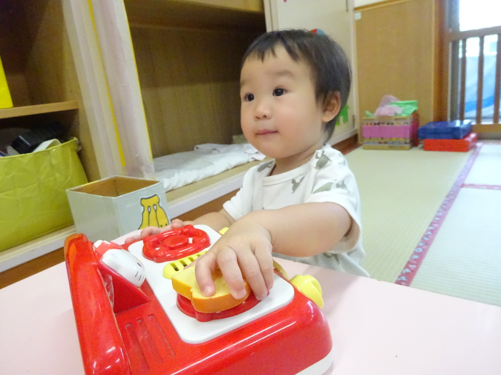 室内遊びを楽しむ子ども (3)