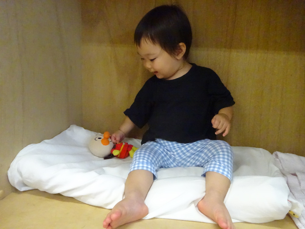 室内遊びを楽しむ子ども (4)